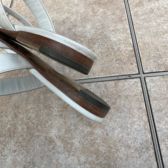 Manolo Blahnik
Susa Flat Leather Sandals - Picture 13 of 15